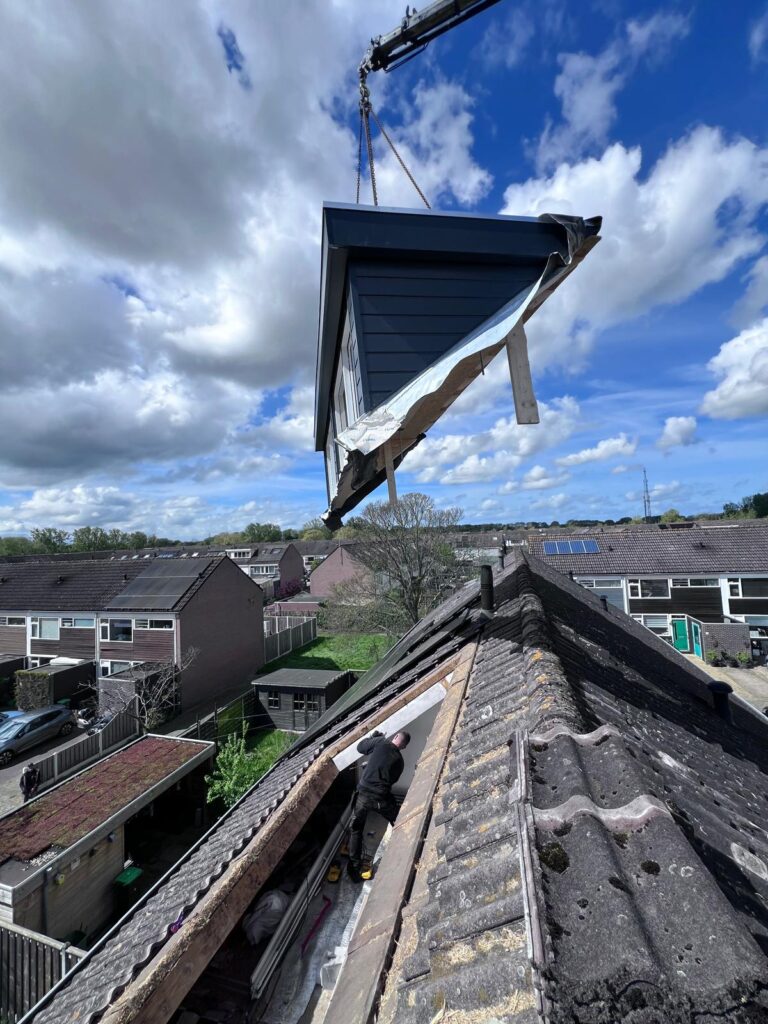 Dakkapel boven dak met kraan